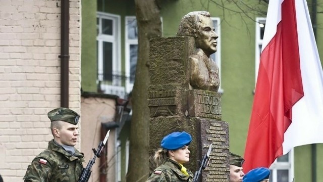 Pomnik rtm. Witolda Pileckiego stoi przy ulicy jego imienia