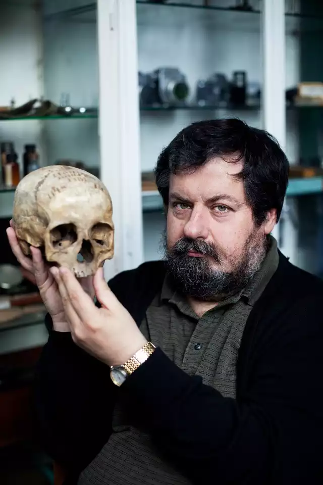 Doktor Tomasz Konopka z jednym z najbardziej tajemniczych eksponatów tej mrocznej galerii