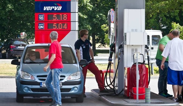 W najbliższych dniach możemy na części stacji zobaczyć jeszcze niewielkie zniżki rzędu 3-4 groszy na litrze, ale po 15 sierpnia mają one wyhamować.