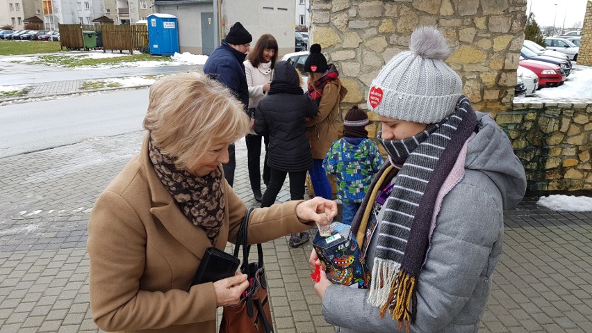 WOŚP 2019 Strzelce Opolskie. 115 wolontariuszy kwestuje w mieście. Do godz. 14.00 zebrali 53 tys. zł