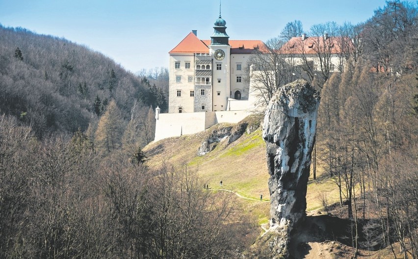 Koło zamku w Pieskowej Skale znajduje się Maczuga Herkulesa