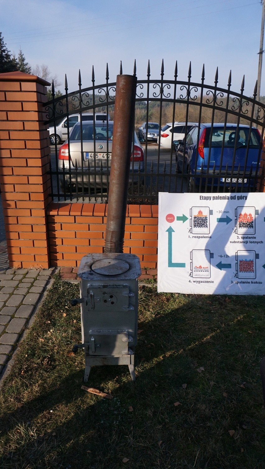 Radny Rady Miasta Kielce Maciej Bursztein zorganizował dla mieszkańców Białogonu pokaz prawidłowego palenia węglem w piecu