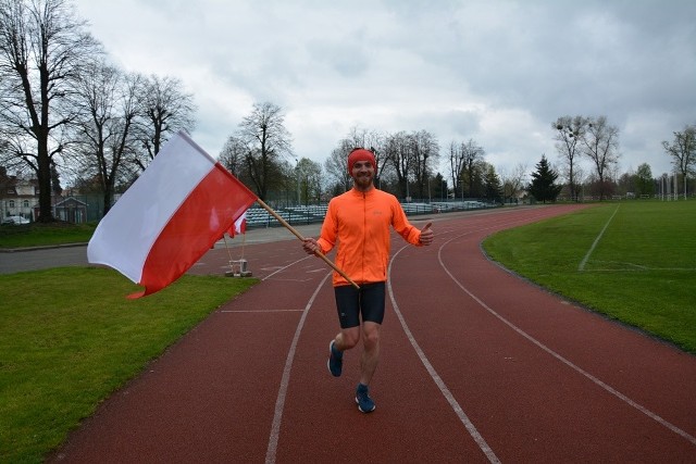 Przez cały dzień mieszkańcy gminy Sulechów biegali z biało-czerwoną flagą wokół stadionu