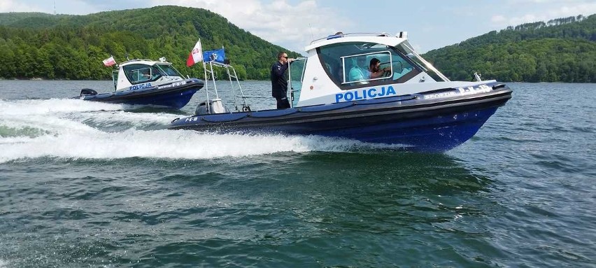 Policjanci ćwiczyli m.in. manewrowanie łodzią służbową.