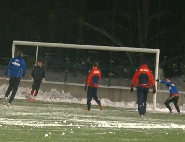 W meczu towarzyskim rozegranym na sztucznym boisku przy ulicy Zielonej, IV-ligowy Gryf Słupsk przegrał z III-ligową Gwardią Koszalin 0:2 (0:1).