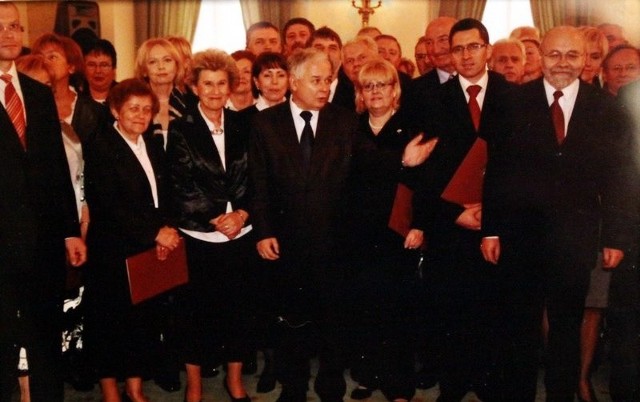 Sędzia Wiesława Surzyńska z Radomia (z lewej, obok prezydenta) studiowała z Lechem Kaczyńskim na jednym roku.