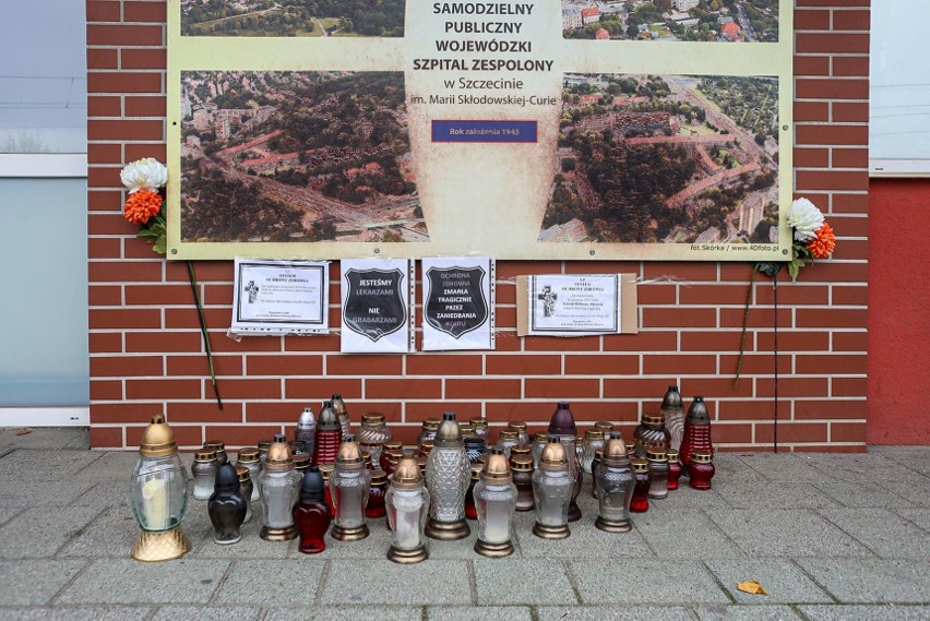 Symboliczna żałoba po służbie zdrowia. Znicze i klepsydry pod szpitalem wojewódzkim