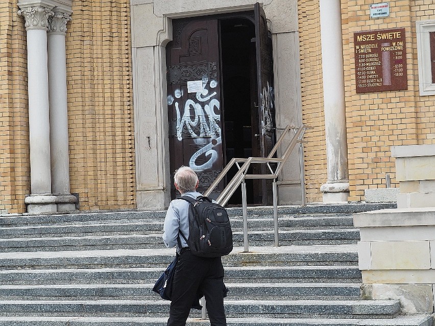 Policja poszukuje wandala na skuterze, który w środę (7...