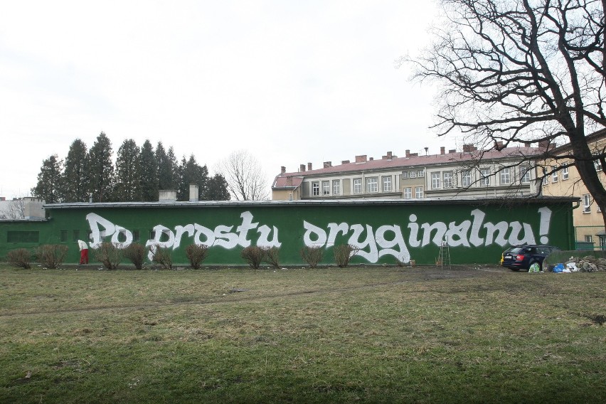 Magister Mors muralami uczy polskiego. Profesor Kołcz zachwycony [WIDEO]