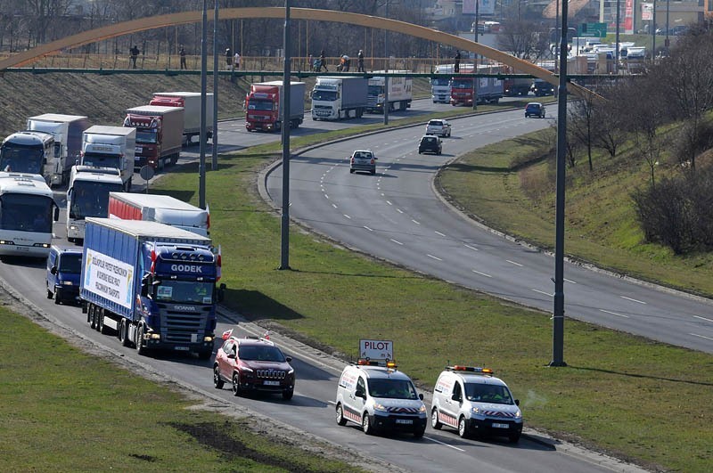 Protest przewozników w Bydgoszczy. Ponad sto tirów blokowało miasto