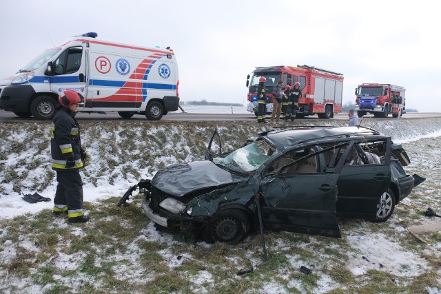 Do wypadku doszło w niedzielę około godz. 11.30 na drodze krajowej nr 77 w Żurawicy pod Przemyślem.Jak wynika ze wstępnych ustaleń policjantów, kierujący volkswagenem, na łódzkich numerach rejestracyjnych, jadąc w kierunku Przemyśla najprawdopodobniej zasnął za kierownicą i na prostym odcinku drogi wjechał do rowu. Samochód koziołkował. W wypadku ranny został kierujący i pasażerka. Dwie karetki pogotowia ratunkowego przetransportowały te osoby do szpitala. Mężczyzna był trzeźwy.Na miejscu policjanci wykonali czynności pod kątem wypadku drogowego. Funkcjonariusze ustalają dokładne okoliczności tego zdarzenia.