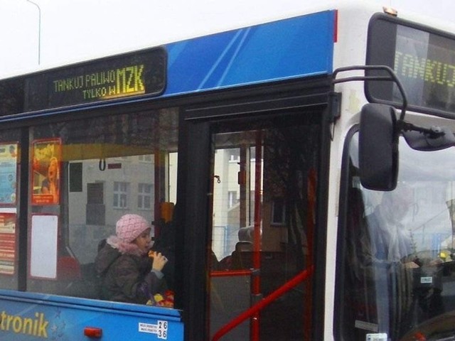 Miejskie autobusy obsługiwały dotąd także teren gminy
