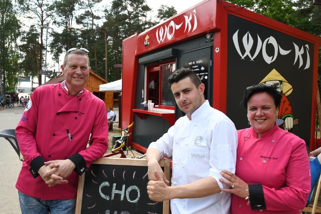 Na otwarciu WO-KI Asian Food dla gości gotują kulinarne gwiazdy - Kevin Aiston, Michał Fabiszewski i Małgorzata Stach.