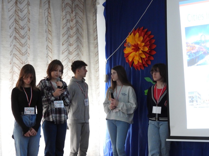 Szkoła Podstawowa w Nurze gości uczestników programu ERASMUS+. Jest młodzież z Danii, Hiszpanii, Rumunii i Turcji. 25.01.2023