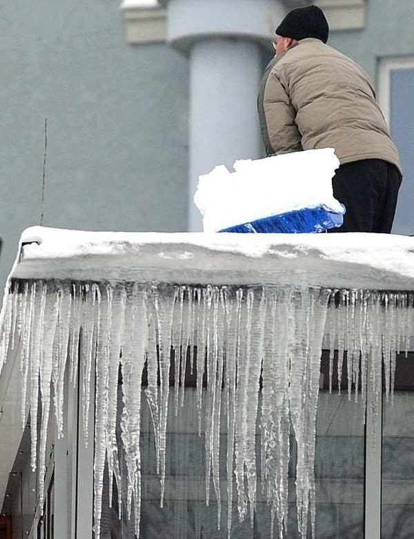 Tworzące się sople lodu mogą okazać się bardzo niebezpieczne dla przechodniów