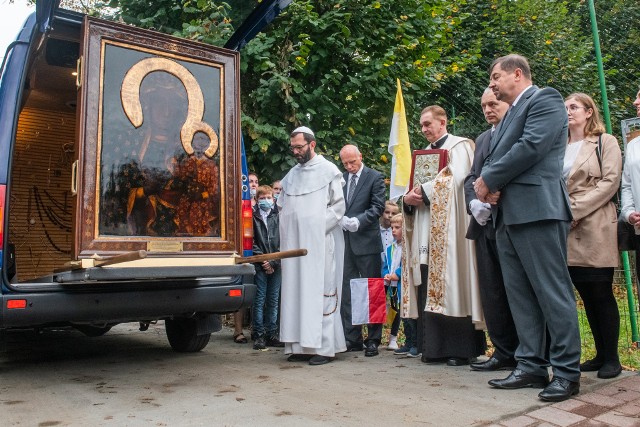 Kopia obrazu Matki Boskiej dotarła do parafii na Strzeszynie w Poznaniu. Zobacz zdjęcia z uroczystości --->