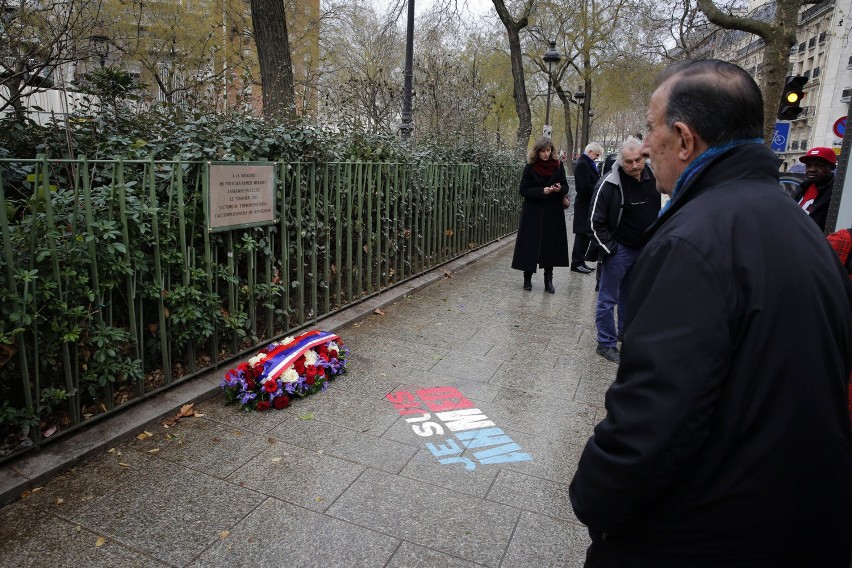 Rocznica zamachu na "Charlie Hebdo". Prezydent Francji złożył kwiaty przed siedzibą redakcji