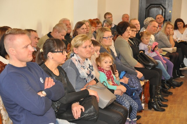 Środowa nadzwyczajna sesja Rady Miejskiej w Zamku wywołała bardzo duże zainteresowanie mieszkańców gminy.