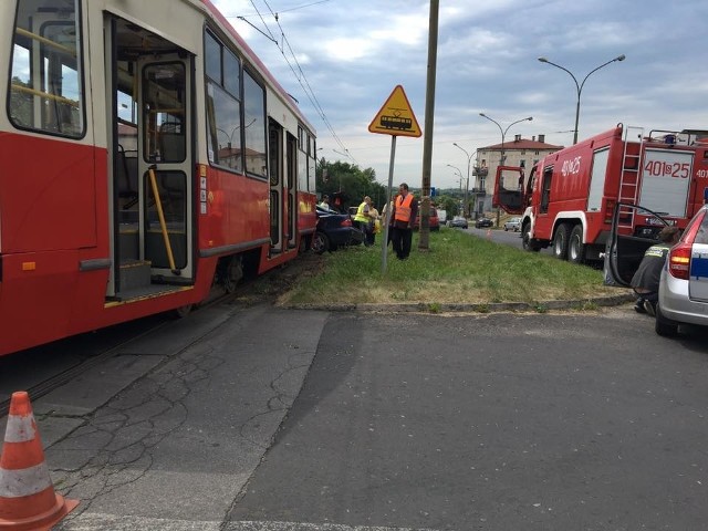 Kierowca mercedesa wymusił pierwszeństwo i zderzył się z tramwajem