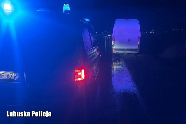 We wtorek (14 marca) około godziny 20.00, patrol świebodzińskiej policji zwrócił uwagę na pojazd, który miał widoczne uszkodzenia, pęknięty zderzak i uszkodzoną przednią szybę. Mundurowi zatrzymali pojazd do kontroli. 