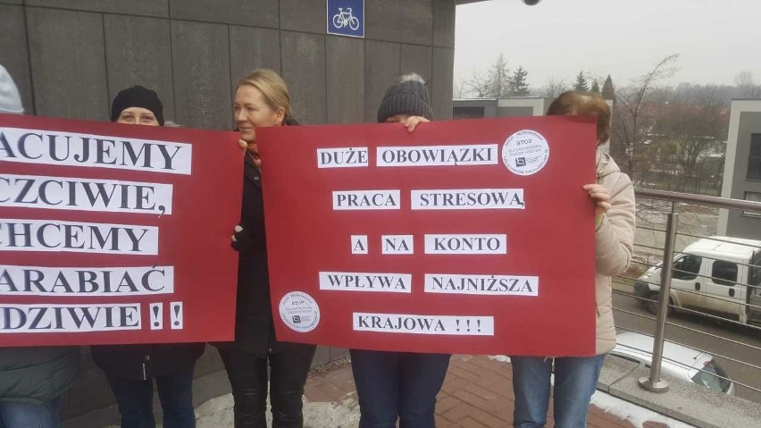 Protest pracowników prokuratury odbył się przy ulicy Wita...