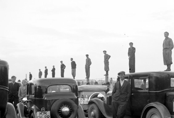 Maj 1936 r., kibice stojący na słupach ogrodzenia stadionu...