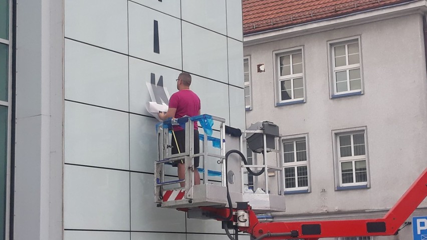 W "klocku" wybudowanym przed koszalińskim ratuszem znowu...