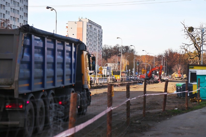 Na ulicy Popowickiej budowlańcy podłączają do kanalizacji...