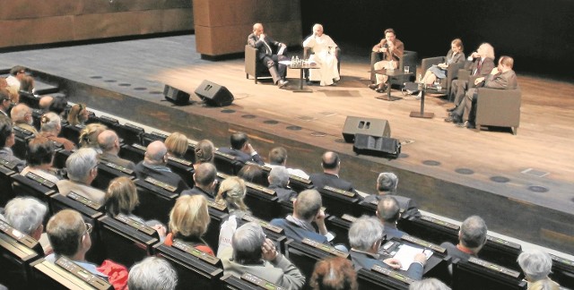 Debata odbyła się w minioną sobotę w gościnnych progach ECS. Profesor Majcherek wyraził na początku spotkania swój podziw, że w Gdańsku na podobne spotkania przychodzą tłumy