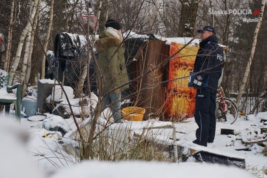 Pamiętajmy o pomocy dla bezdomnych. Policjanci kontrolują...