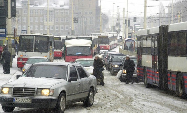 W Szczecinie ul. Wyszyńskiego była nieprzejezdna - korek sięgał do ul. Struga. 