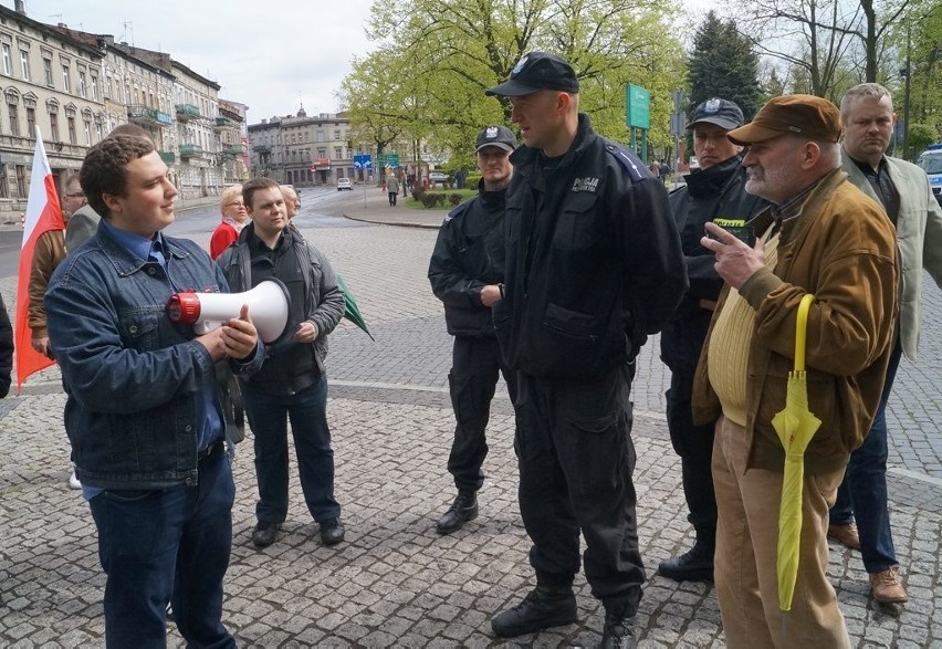 Migawka spod Pomnika Obrońców Inowrocławia. Aby nie doszło...