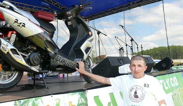 Łukasz Szałabski (na zdjęciu ze skuterem za pierwsze miejsce), zwycięzca XIII Krajowego Turnieju Sołtysów w Wąchocku okłamał jury i naszego reportera. Został zdyskwalifikowany.