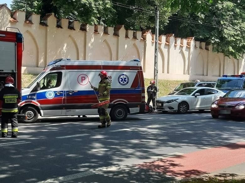 Wypadek na ul. Wyszyńskiego w Lublinie. Motocykl zderzył się z dwoma samochodami osobowymi