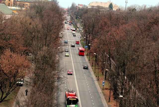 Na wysokości podziemnego parkingu, który jest budowany przy CSK jezdnia Al. Racławickich zostały zwężona