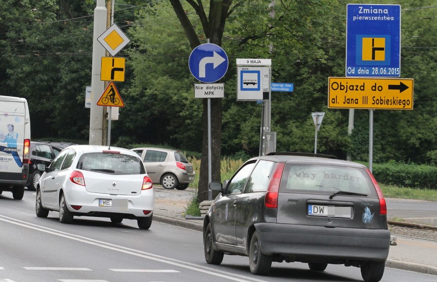 Co grozi kierowcom, którzy nie stosują się do nakazu jazdy w...