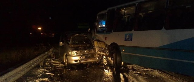 W okolicy Ługów Górzyckich doszło do zderzenia mercedesa vito z autobusem