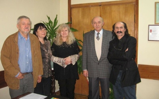 Członkowie założyciele Towarzystwem Inicjatyw Kulturalnych "Art", od lewej Krzysztof Mańczyński, Anna Mańczyńska, Bożena Popławska, Ryszard Grzebała i Janusz Popławski.