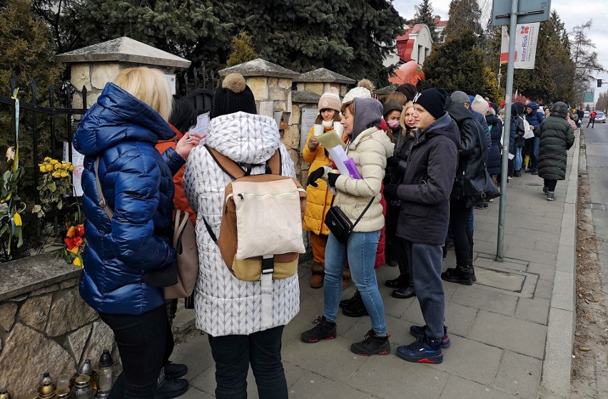 Kraków. Tłum oczekujących na pomoc pod konsulatem Ukrainy. Utworzyła się wielka kolejka [ZDJĘCIA]