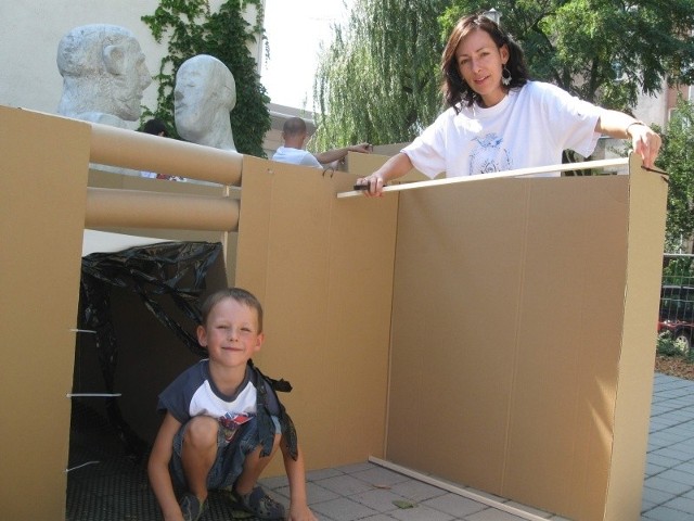 5-letni Adam Kuźniak z mamą w trakcie budowania sypialni.