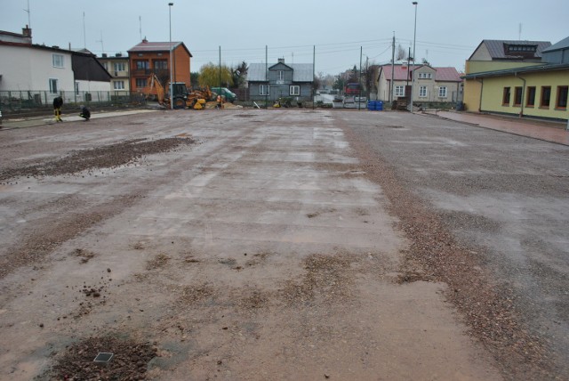 Na odpowiednio utwardzonej podbudowie będzie układana nawierzchnia z trawy syntetycznej.