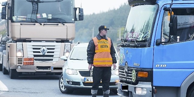 - Najgorzej jest od czwartku do niedzieli. Wtedy samochody jadą w ogromnych korkach. Niekiedy od Świecka do Rzepina trzeba jechać nawet dwie godziny - powiedział nam kierujący ruchem Tadeusz Kuczyński.