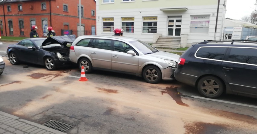 Zderzenie trzech aut na ulicy Bałtyckiej w Słupsku. Stłuczka mercedesa, opla i vw passata [ZDJĘCIA]