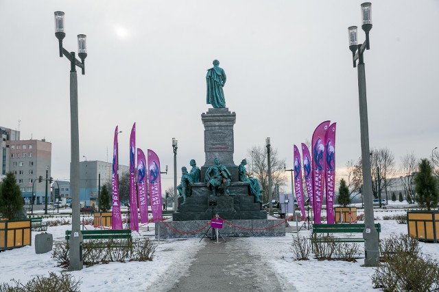 Replika słynnego pomnika „Adasia” powędruje następnie na inne place Krakowa