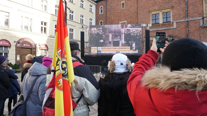 Wrocławianie na Rynku żegnali Pawła Adamowicza (ZDJĘCIA)