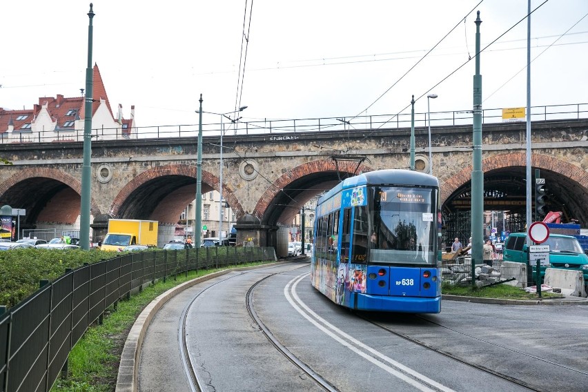 Kraków. Na ulicy Dietla wspólny pas dla tramwajów i autobusów aż do mostu Grunwaldzkiego 