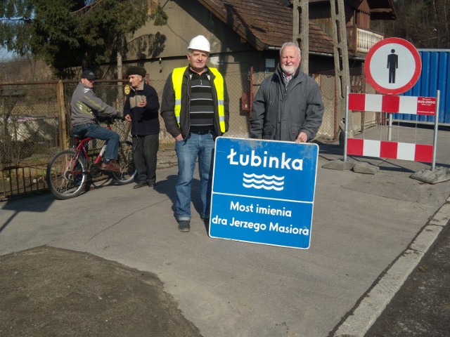 Józef Kaczmarczyk (z prawej) chce, by tablica z imieniem dra Jerzego Masiora powróciła na drogę