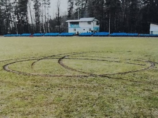 Zniszczone boisko w Rakszawie przez głupotę młodego kierowcy