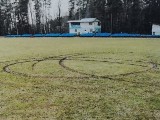 Boisko Włókniarza Rakszawa zniszczone. 18-letni kierowca beemką ćwiczył bączki na murawie stadionu