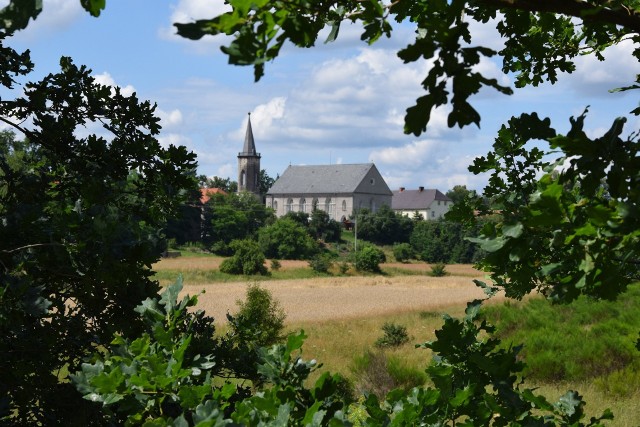 Widok na kościół pw. Stygmatów św. Franciszka z Asyżu w Tomisławiu